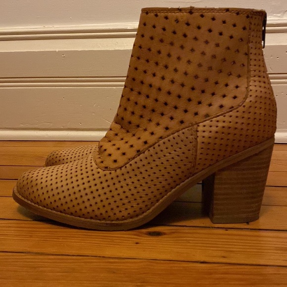 Perforated tan leather ankle boots wood heel - Picture 3 of 8